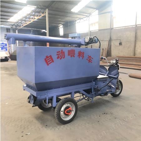 牛羊撒料车电动喂料车全自动牛场撒料机养殖场加料车厂家
